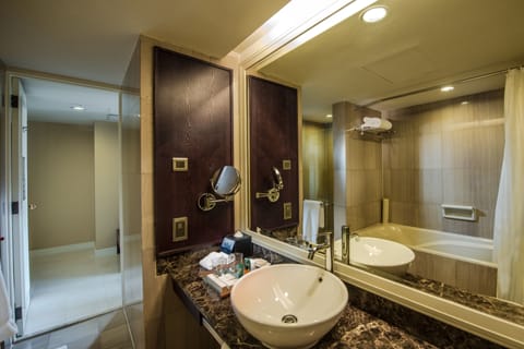 Suite (Governor) | Bathroom | Shower, rainfall showerhead, designer toiletries, hair dryer