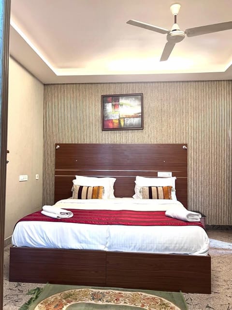 Deluxe Double Room, 1 King Bed, Non Smoking | Premium bedding, in-room safe, desk, soundproofing