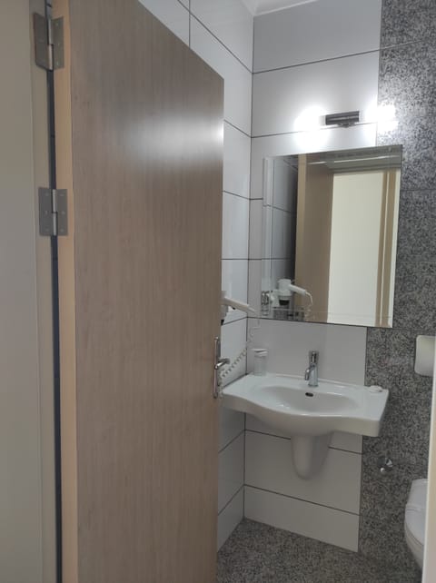 Standard Single Room, 1 Twin Bed, Balcony | Bathroom | Shower, free toiletries, hair dryer, slippers