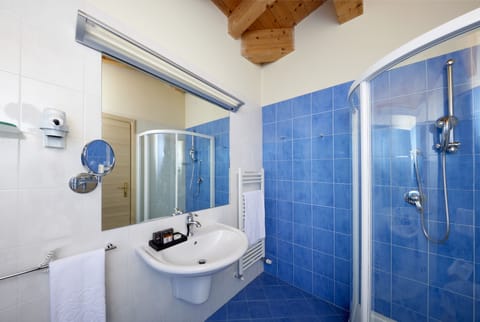 Superior Double or Twin Room | Bathroom | Free toiletries, hair dryer, towels