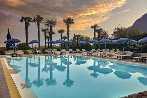 Indoor pool, 2 outdoor pools