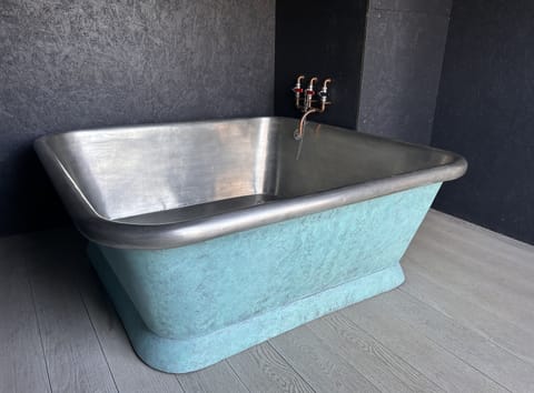 Lake Hut | Private spa tub