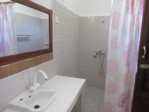 Triple Room | Bathroom | Separate tub and shower, free toiletries, towels