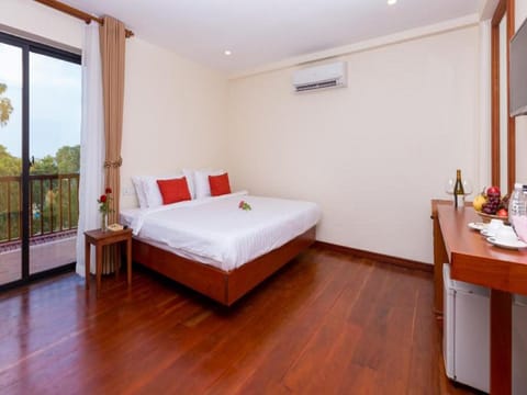 Executive Double Room | Select Comfort beds, minibar, in-room safe, individually decorated