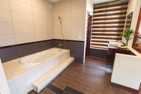 Royal Suite | Bathroom | Free toiletries, hair dryer, bathrobes, slippers