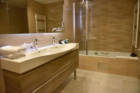 Double or Twin Room | Bathroom | Rainfall showerhead, eco-friendly toiletries, hair dryer, towels