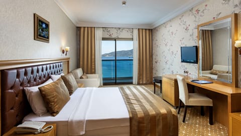 Standard Room, Sea View | Hypo-allergenic bedding, minibar, in-room safe, desk