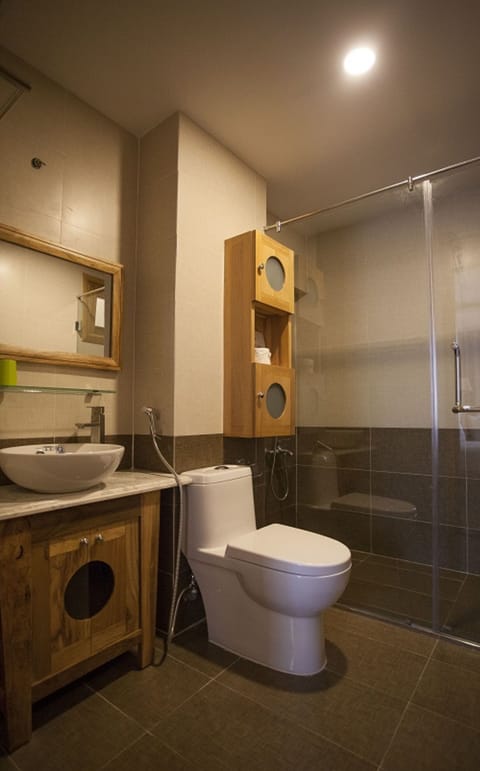 Deluxe Triple Room | Bathroom | Shower, free toiletries, hair dryer, slippers