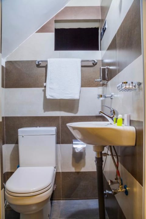 Budget Twin Room with Common Bath | Bathroom | Shower, free toiletries, hair dryer, bidet