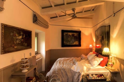 Premium bedding, minibar, desk, blackout drapes