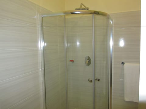 Superior Room | Bathroom shower