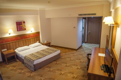 Standard Room, Multiple Beds | Minibar, in-room safe, wheelchair access