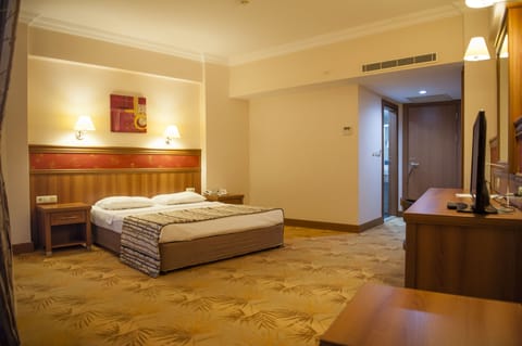 Standard Room, Multiple Beds | Minibar, in-room safe, wheelchair access