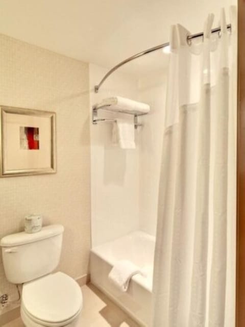 Standard Room, 1 King Bed | Bathroom | Designer toiletries, hair dryer, towels, soap