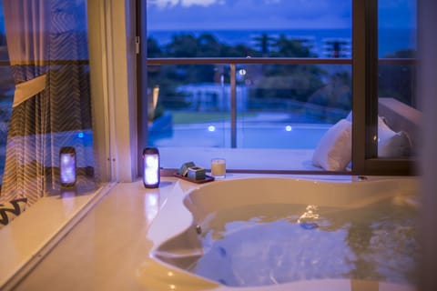 Suite, Sea View (The SIS Suite ) | Bathroom | Shower, free toiletries, hair dryer, bathrobes