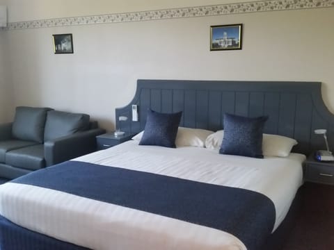 Executive Room, 1 King Bed | Desk, soundproofing, iron/ironing board, free WiFi