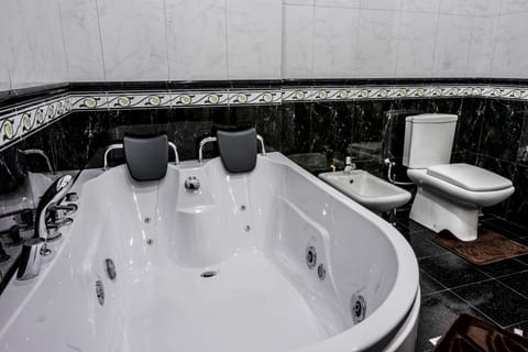 Junior Suite, Jetted Tub, City View | Jetted tub