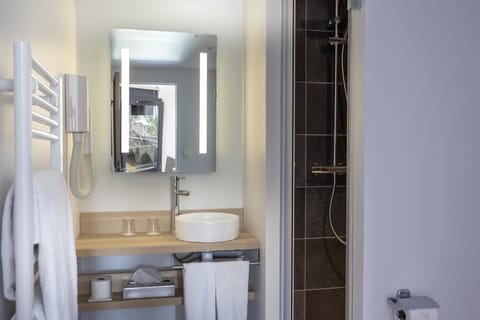 Superior Room, 1 King Bed, River View (Larger Room;Twin bed on request) | Bathroom | Combined shower/tub, hair dryer, towels