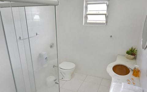 Quadruple Room | Bathroom | Shower, free toiletries, hair dryer, towels