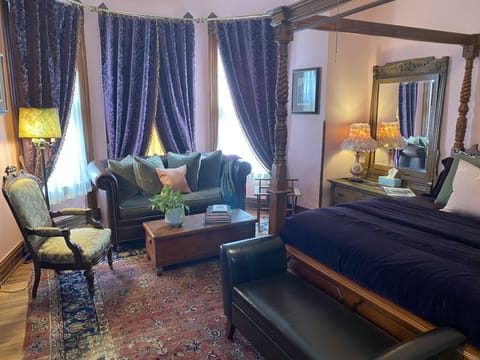 Vineyard Mansion B&B - Lincoln Room | Premium bedding, individually decorated, individually furnished, desk
