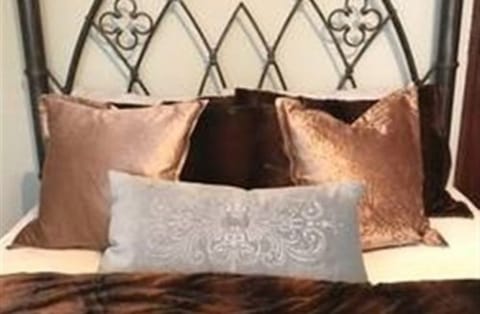 Vineyard Mansion B&B - Crown Room | Premium bedding, individually decorated, individually furnished, desk