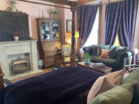 Vineyard Mansion B&B - Lincoln Room | Premium bedding, individually decorated, individually furnished, desk