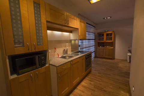 Honeymoon Suite, 1 Bedroom, Non Smoking, Hot Tub | Private kitchen | Microwave, stovetop, coffee/tea maker, electric kettle