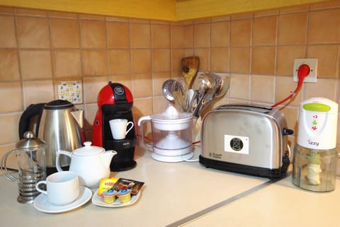 Kitchen includes: kettle, espresso pod machine, juicer, toaster and utensils