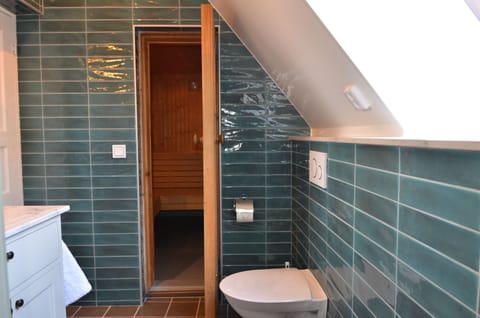 Suite | Bathroom | Shower, eco-friendly toiletries, hair dryer, heated floors