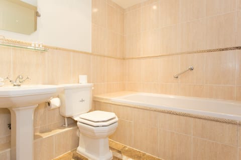 Combined shower/tub, designer toiletries, hair dryer, towels