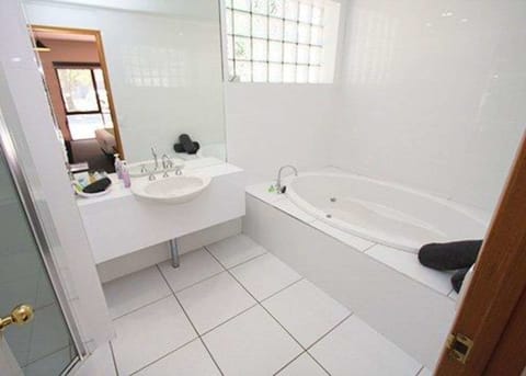 Room (Spa Room) | Bathroom | Shower, free toiletries, hair dryer, towels