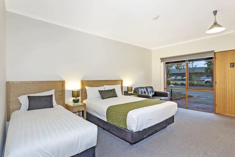 Deluxe Twin Room | Premium bedding, pillowtop beds, minibar, blackout drapes