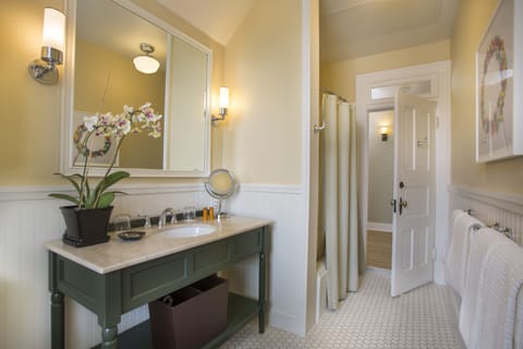 Loft, 2 Bedrooms (Historic) | Bathroom | Shower, eco-friendly toiletries, hair dryer, bathrobes