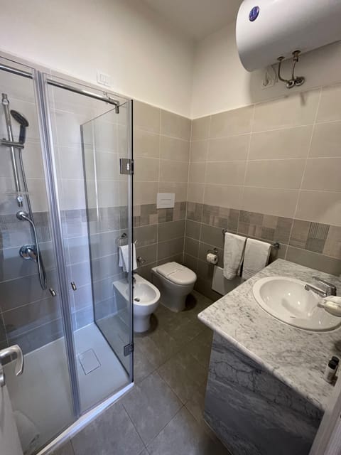 Combined shower/tub, free toiletries, hair dryer, bidet