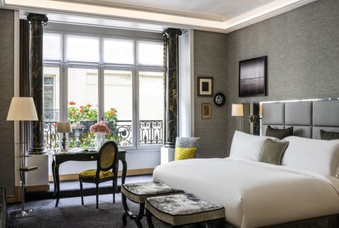 Junior Suite, 1 King Bed | Premium bedding, down comforters, pillowtop beds, minibar