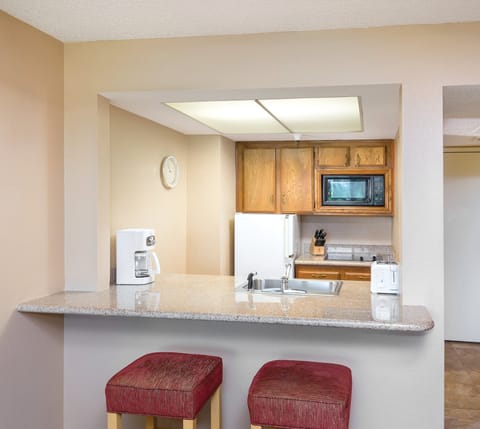 Condo, 1 Bedroom, Kitchen | Private kitchen | Fridge, microwave, coffee/tea maker, paper towels