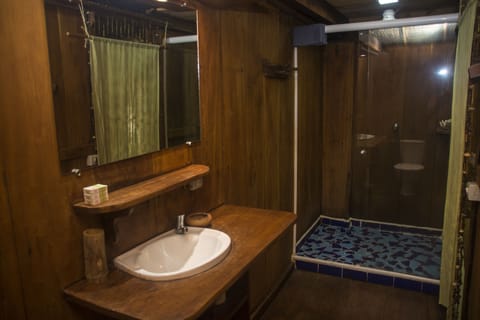 Triple Room (Balcony) | Bathroom | Shower, free toiletries, towels