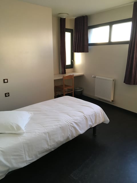 Single Room | Bed sheets, wheelchair access