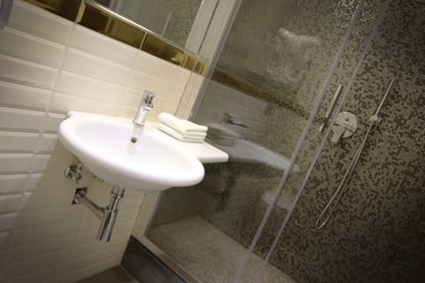 Basic Double Room (Blu) | Bathroom | Shower, hair dryer, bidet, towels