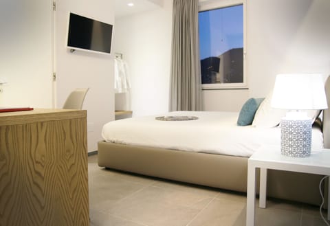 Basic Double Room (Blu) | Premium bedding, desk, rollaway beds, free WiFi