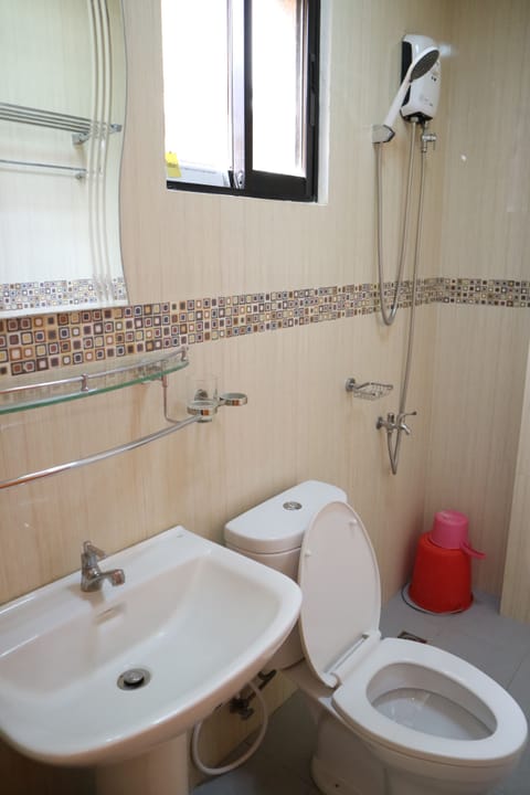 Double or Twin Room | Bathroom | Shower, free toiletries, towels