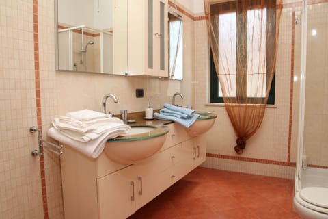 Deluxe Double Room, Ensuite | Bathroom | Shower, free toiletries, hair dryer, bidet