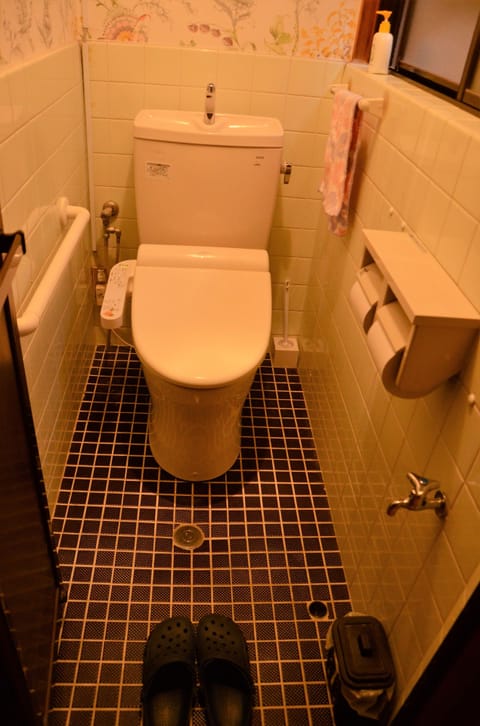 Classic Quadruple Room, 1 Bedroom, Garden View | Bathroom | Shower, free toiletries, hair dryer, electronic bidet