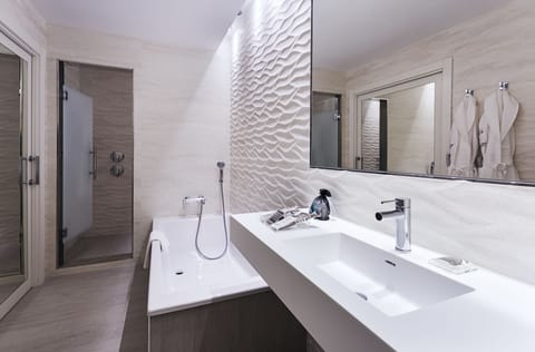 Junior Suite (Family) | Bathroom | Eco-friendly toiletries, hair dryer, towels