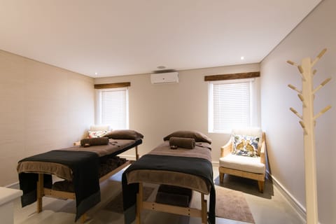 Couples treatment rooms, sauna, steam room, hot stone massages