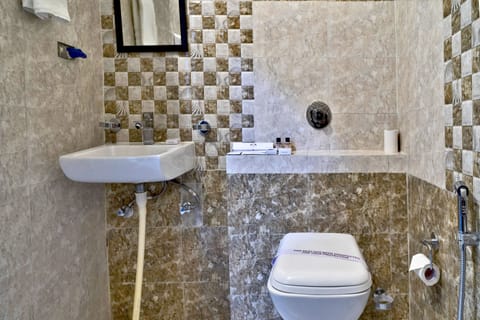 Deluxe Double Room, 1 Double Bed | Bathroom | Shower, free toiletries, bathrobes, towels