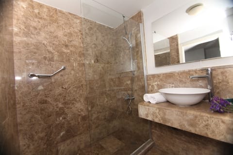 Standard Twin Room | Bathroom | Free toiletries, hair dryer, slippers, towels