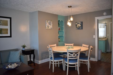 Family Cottage Two Bedroom Lighthouse 355 | In-room dining