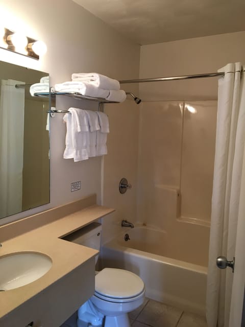 Combined shower/tub, free toiletries, towels