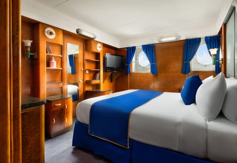 Deluxe Room, 1 King Bed (Portside) | Hypo-allergenic bedding, pillowtop beds, individually decorated